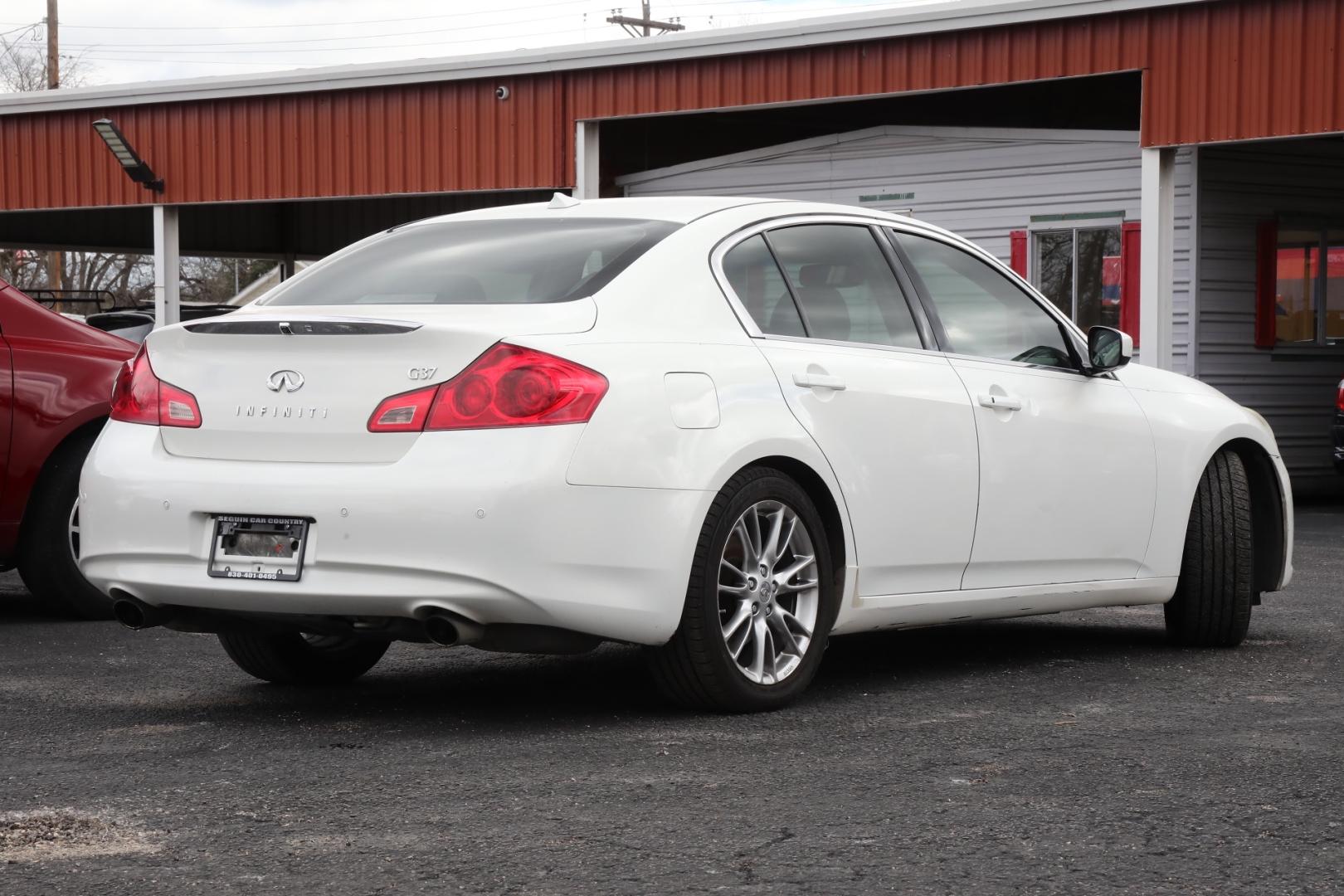 2011 WHITE INFINITI G SEDAN G37 Journey (JN1CV6AP0BM) with an 3.7L V6 DOHC 24V engine, 5-SPEED AUTOMATIC transmission, located at 420 E. Kingsbury St., Seguin, TX, 78155, (830) 401-0495, 29.581060, -97.961647 - Photo#4